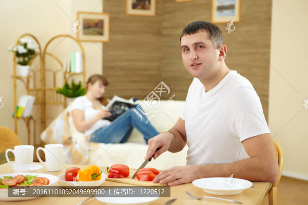 男人在家做飯