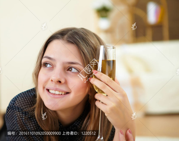 年輕女孩在家里喝香檳