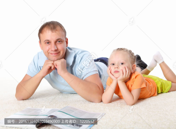 年輕的父親讀一本書給他的女兒