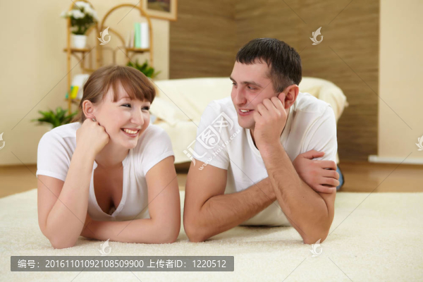 夫婦在家放松