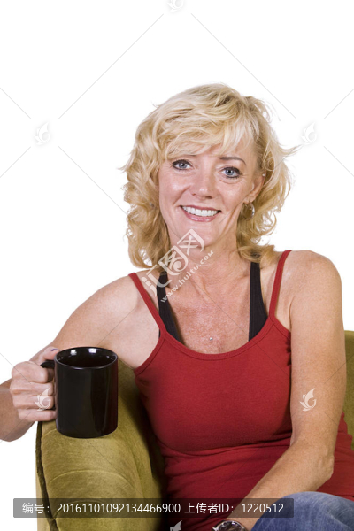 坐在椅子上喝咖啡的女人