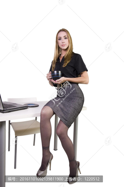 性感的女人坐在桌上