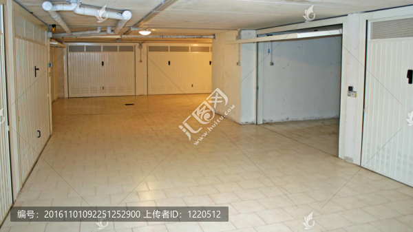 在一個(gè)住宅公寓在地下室每月的車庫