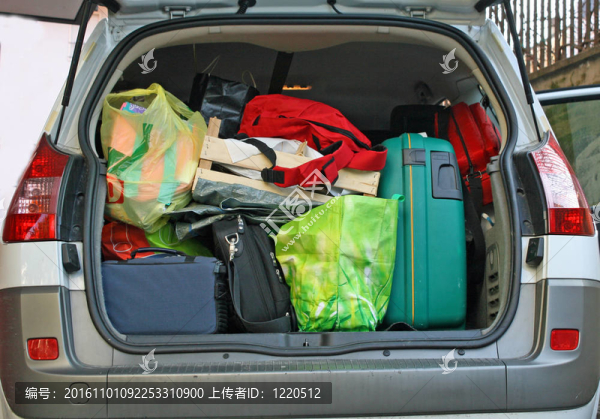 汽車行李箱裝滿行李準(zhǔn)備離開冬季假期