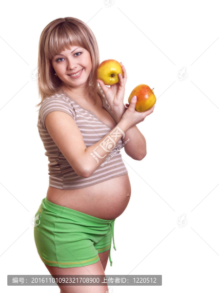 在白色的手上與蘋果隔離的孕婦肖像