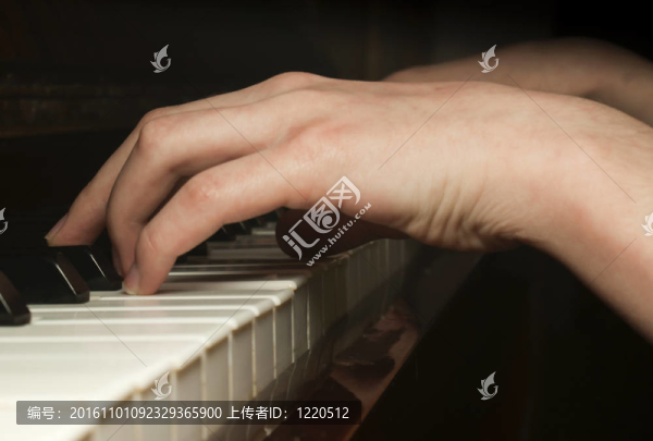 兒童的手在鋼琴鍵盤上演奏