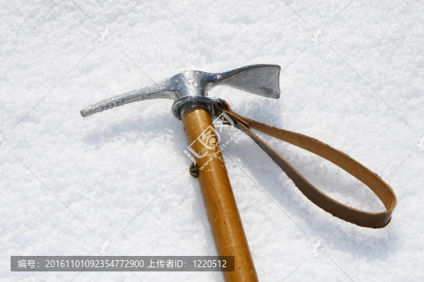 斧頭鉤牢牢地固定在高山的冰墻上