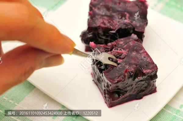 用叉子叉手摘果凍