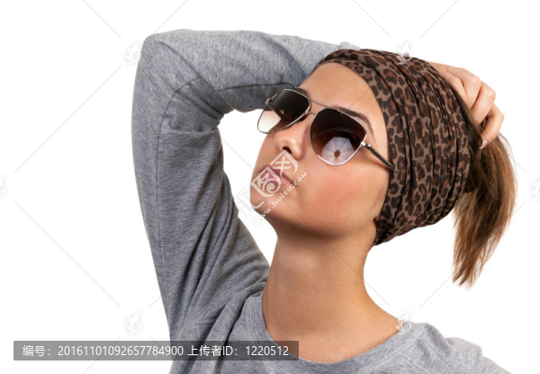 一個戴眼鏡的女孩的肖像