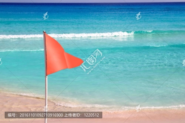 沙灘海上信號中的危險的紅旗
