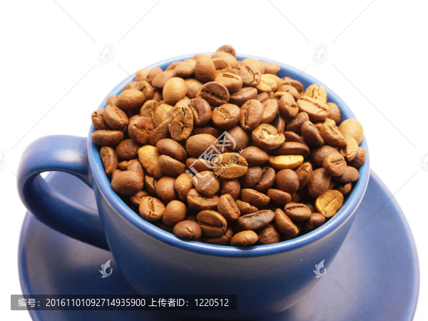 白底藍(lán)色杯中的咖啡粒