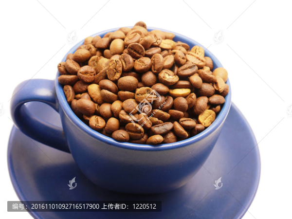 白底藍(lán)色杯中的咖啡粒