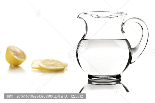杯水和檸檬片