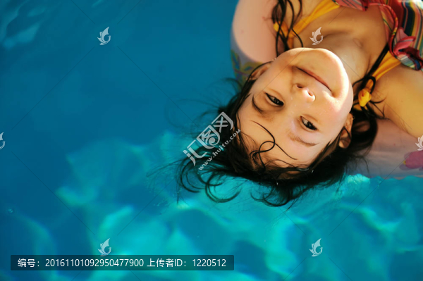 在游泳池里的可愛(ài)的小女孩