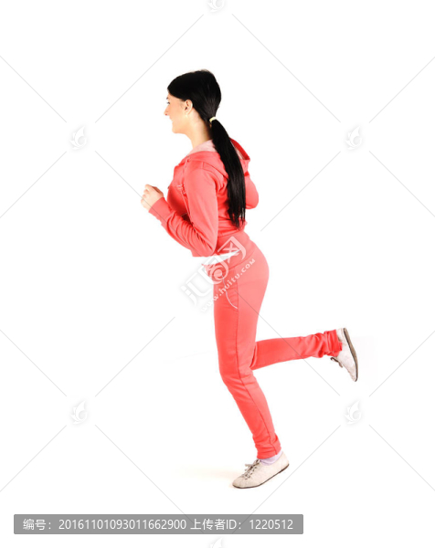 女孩跑步；白色孤立