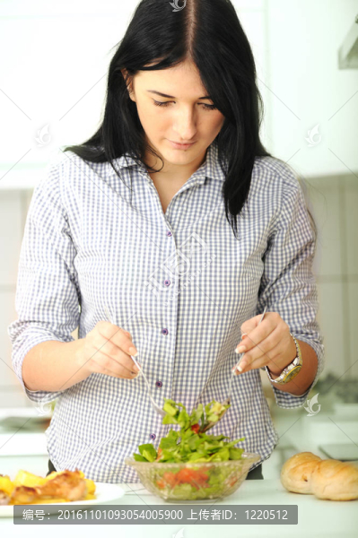 美麗的女人站在廚房里