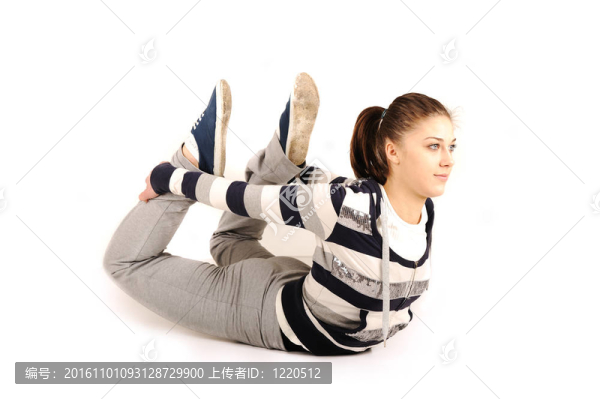 美麗的年輕女子使拉伸孤立在白色背景