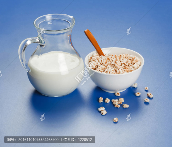 彈出的小麥片和牛奶