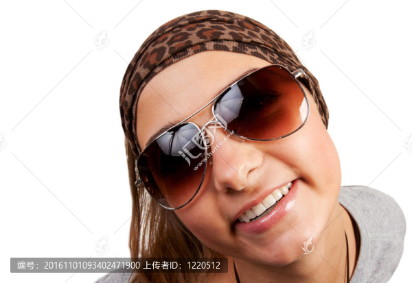 一個戴眼鏡的女孩的肖像
