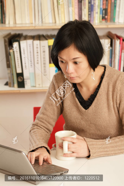 在家工作的女人