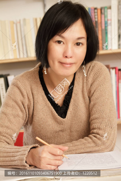 亞洲婦女在家工作