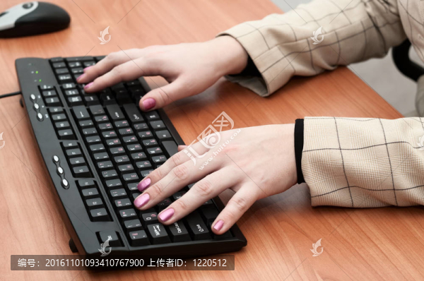 女性的手在黑色鍵盤上打字