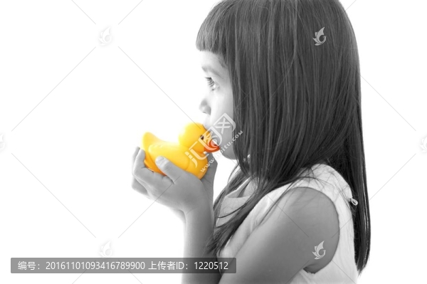 小女孩親吻黃鴨