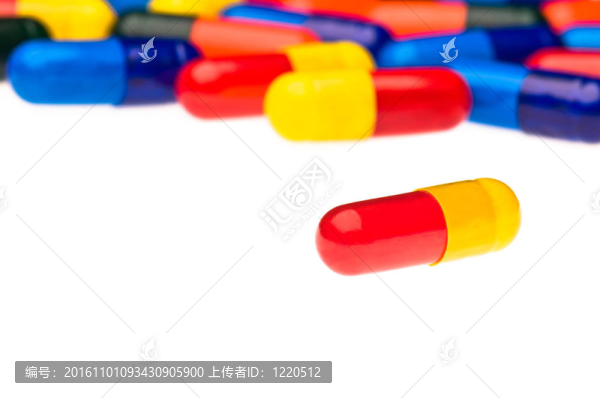 一個(gè)紅色的黃色膠囊在許多五顏六色的前面