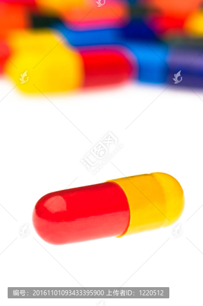 一個(gè)紅色的黃色膠囊在許多五顏六色的前面
