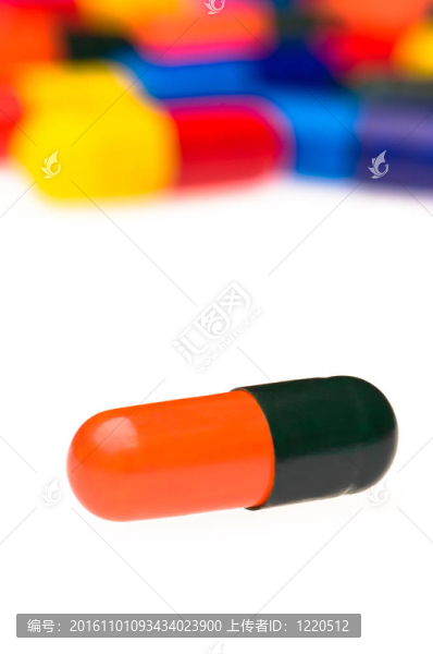 一個(gè)橙色的黑色膠囊在許多五顏六色的前面