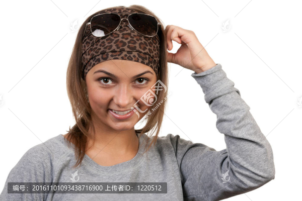 一個戴眼鏡的女孩的肖像