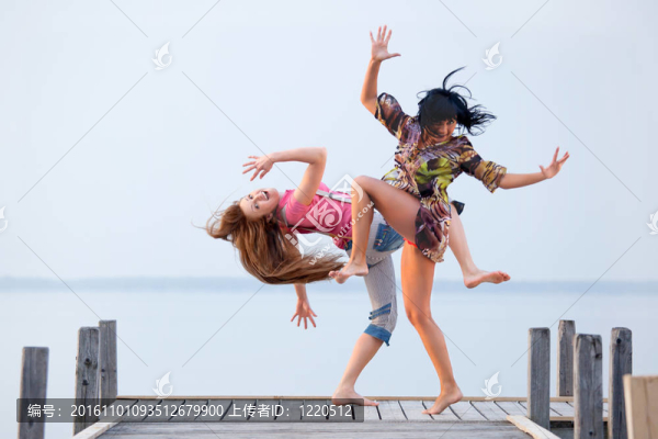 兩個(gè)女孩在跳舞