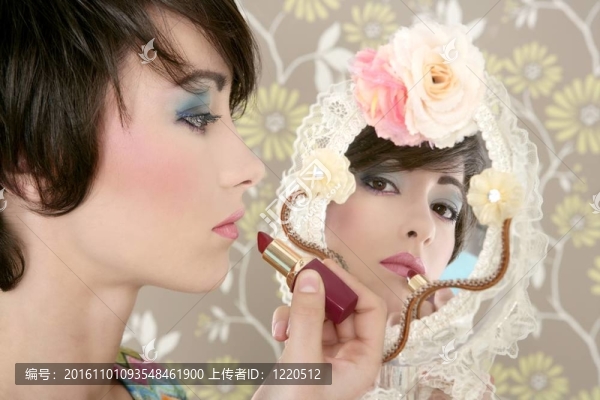復古鏡子口紅化妝俗氣的女人