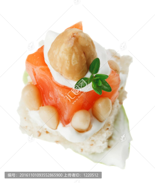優(yōu)雅或鮭魚卷；面包；百里香小枝和榛子白色隔離