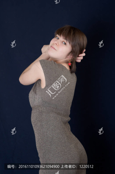 穿灰色衣服的女孩