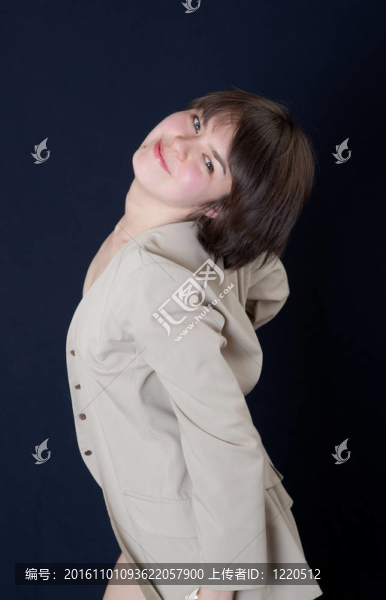 穿夾克的女孩
