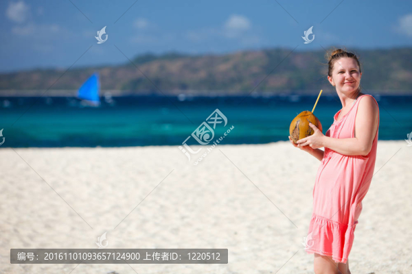 年輕的女人與椰子