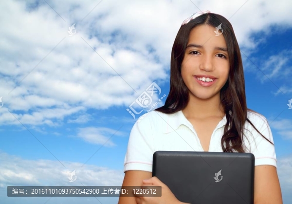 布魯內(nèi)特青少年學(xué)生印度拉丁拿著筆記本電腦