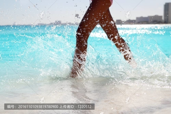 女子腿踩濺沙灘水