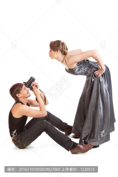 年輕的成年女性模特和攝影師。