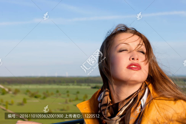 年輕美麗的女人的肖像