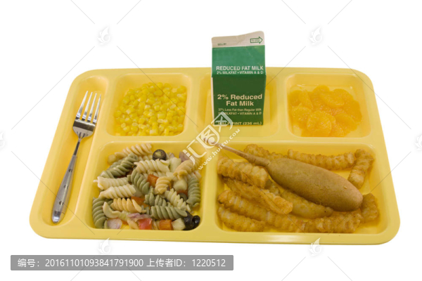 學(xué)校食堂的玉米熱狗午餐