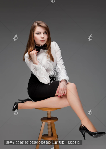 一個(gè)漂亮的年輕女人的肖像