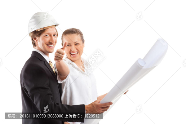 戴著硬帽子和同事的建筑師