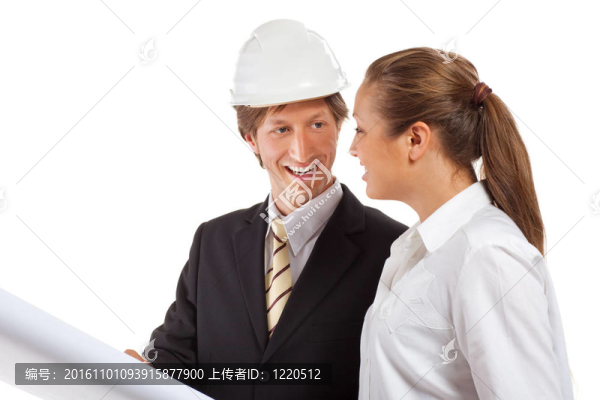 戴著硬帽子和同事的建筑師