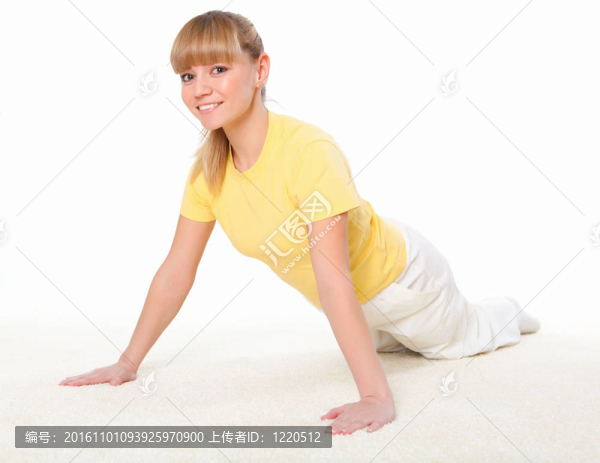 年輕的女人做瑜伽