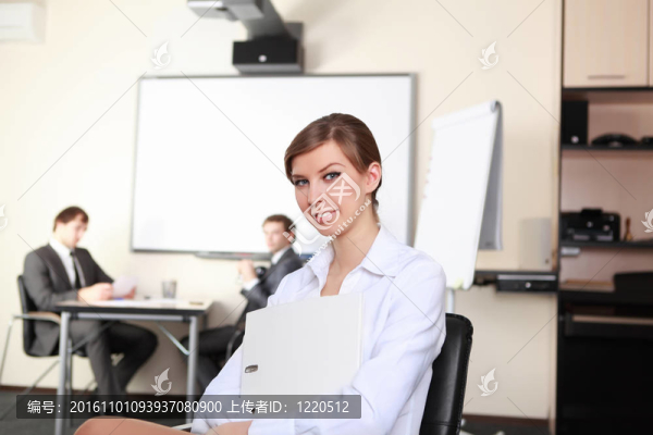 辦公室里的年輕女商人