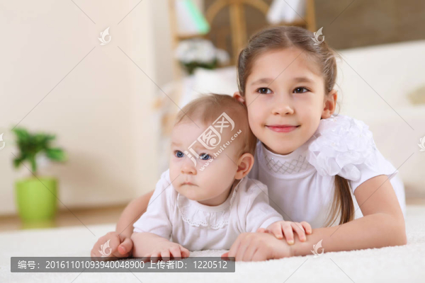 兩個小姐妹在家里