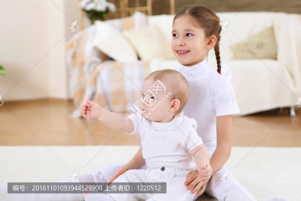 兩個(gè)小姐妹在家里