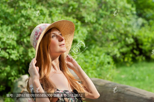 帶帽子的年輕漂亮女孩戶外
